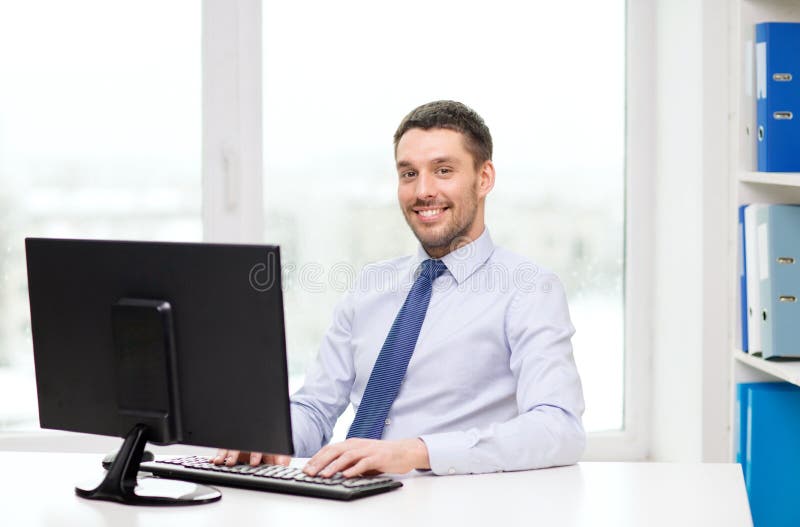 Le affärsmannen eller studenten med datoren royaltyfri bild Le affärsmannen eller studenten med datoren royaltyfri bild