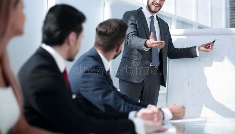 Le affärsmannen frågar en fråga till kollegor på en affärspresentation royaltyfria bilder Le affärsmannen frågar en fråga till kollegor på en affärspresentation royaltyfria bilder