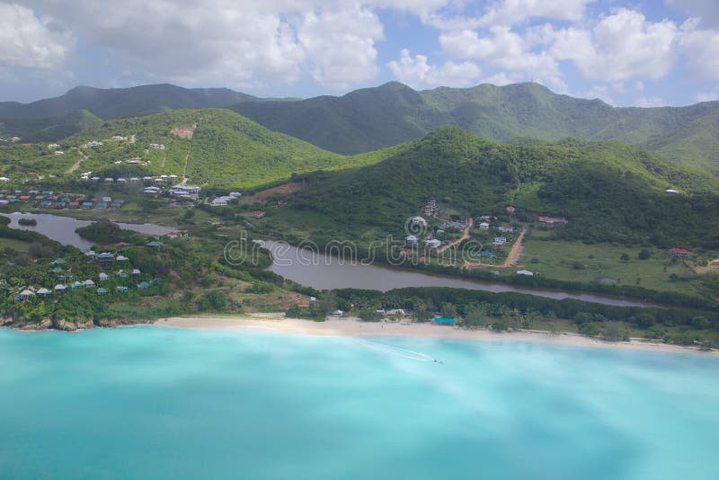 Le Antille, i Caraibi, Antigua, vista sopra la spiaggia dei Cochi fotografia stock libera da diritti