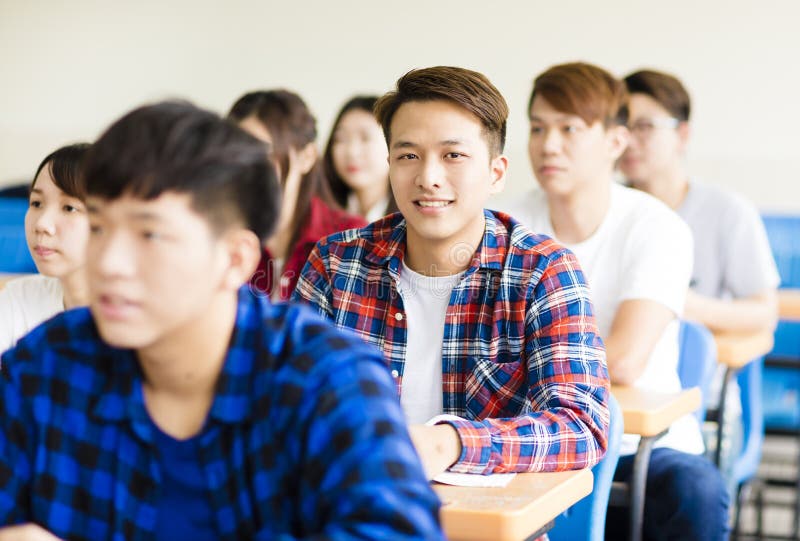 Le asiatiskt manligt högskolestudentsammanträde med klasskompisar