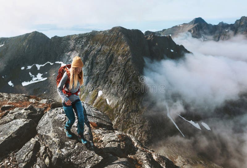 Le avventure di una donna che corre in montagna con uno zaino in solitaria all'aperto