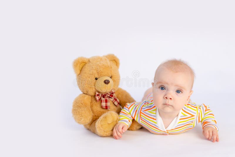 Le Bebe De 6 Mois Sourire Se Trouve Sur Un Fond Blanc Isole Dans Une Combinaison Lumineuse Avec Un Ours En Peluche Mol L Espace Image Stock Image Du Caucasien Bonheur Le Bebe De 6 Mois Sourire Se Trouve Sur Un Fond Blanc Isole Dans Une Combinaison Lumineuse Avec Un Ours En Peluche Mol L Espace Image Stock Image Du Caucasien Bonheur