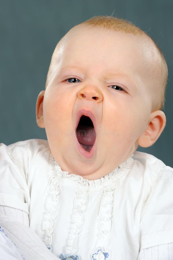 Le Bebe Est Fatigue Image Stock Image Du Cheri Heureux Le Bebe Est Fatigue Image Stock Image Du Cheri Heureux