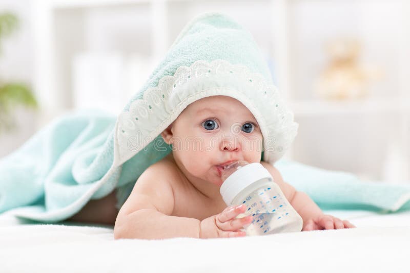Le Bebe Boit L Eau De La Serviette Couverte Par Bouteille Apres Bain Photo Stock Image Du Bain Innocent Le Bebe Boit L Eau De La Serviette Couverte Par Bouteille Apres Bain Photo Stock Image Du Bain Innocent