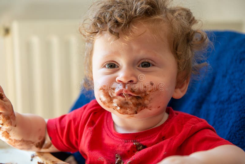 Le Bebe Mange Un Gateau De Chocolat Photo Stock Image Du Malpropre Visage Le Bebe Mange Un Gateau De Chocolat Photo Stock Image Du Malpropre Visage