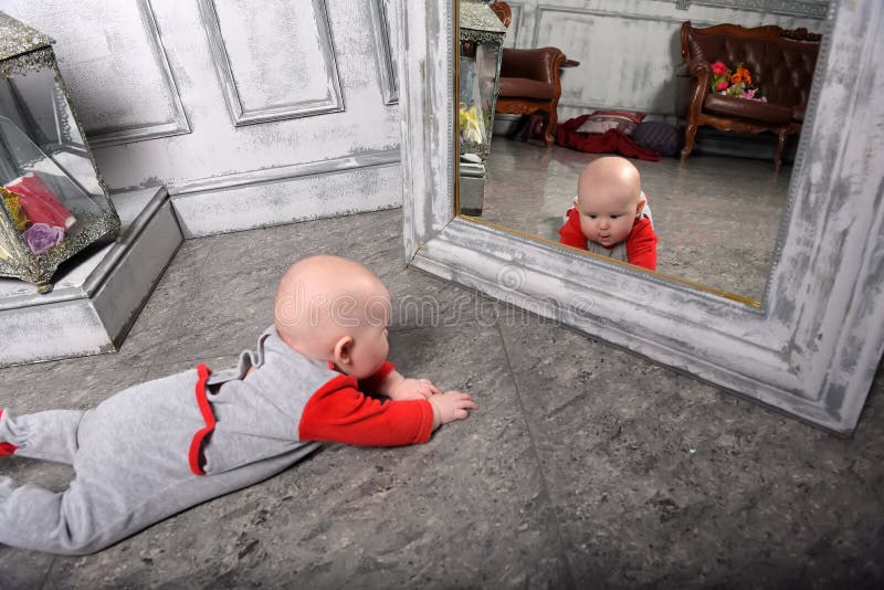 Le Bebe Nouveau Ne En Rouge Avec Les Vetements Gris Devant Le Miroir Regarde Se Photo Stock Image Du Nourrisson Fermer Le Bebe Nouveau Ne En Rouge Avec Les Vetements Gris Devant Le Miroir Regarde Se Photo Stock Image Du Nourrisson Fermer