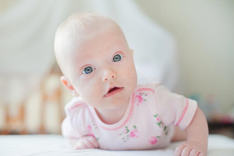 Le Bebe Rampe Sur Le Lit Blanc Image Stock Image Du Enfant Amusement Le Bebe Rampe Sur Le Lit Blanc Image Stock Image Du Enfant Amusement