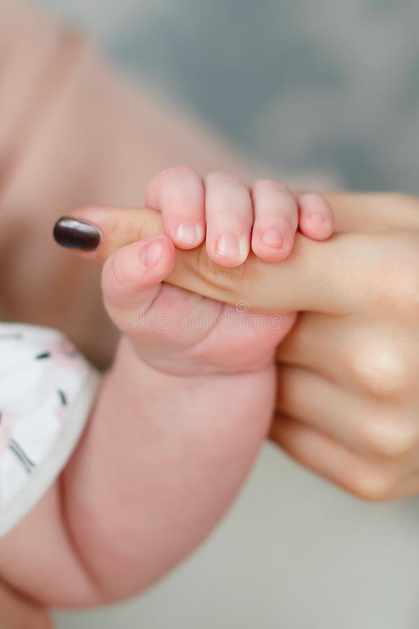La Main Du Bebe Tient Le Doigt De La Mere Photos Libres De Droits Et Gratuites De Dreamstime La Main Du Bebe Tient Le Doigt De La Mere Photos Libres De Droits Et Gratuites De Dreamstime