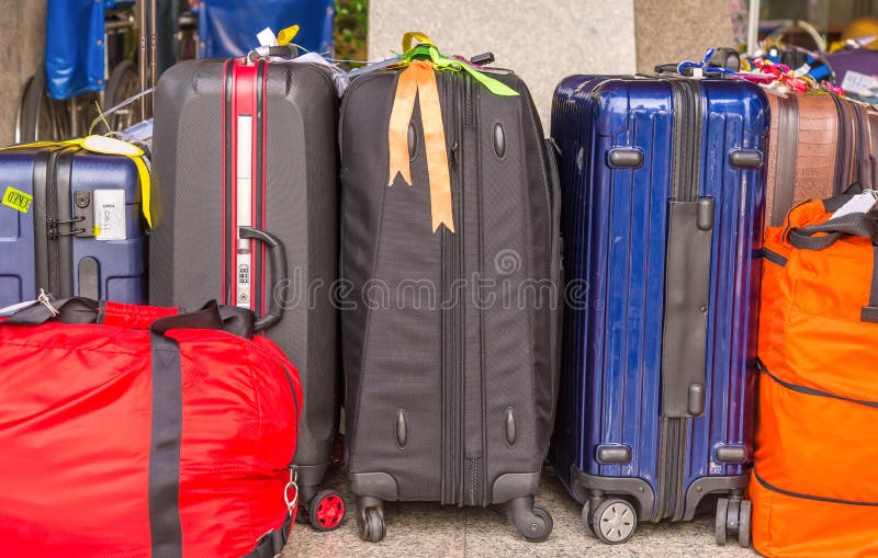 Le bagage se composant de grands sacs à dos à valises et la course mettent en sac image libre de droits Le bagage se composant de grands sacs à dos à valises et la course mettent en sac image libre de droits