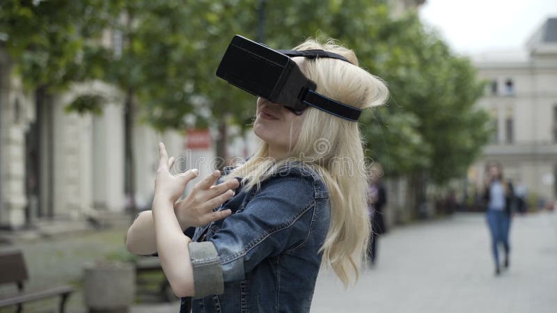 Le ballet de l'adolescence de danse de fille utilisant la réalité virtuelle google