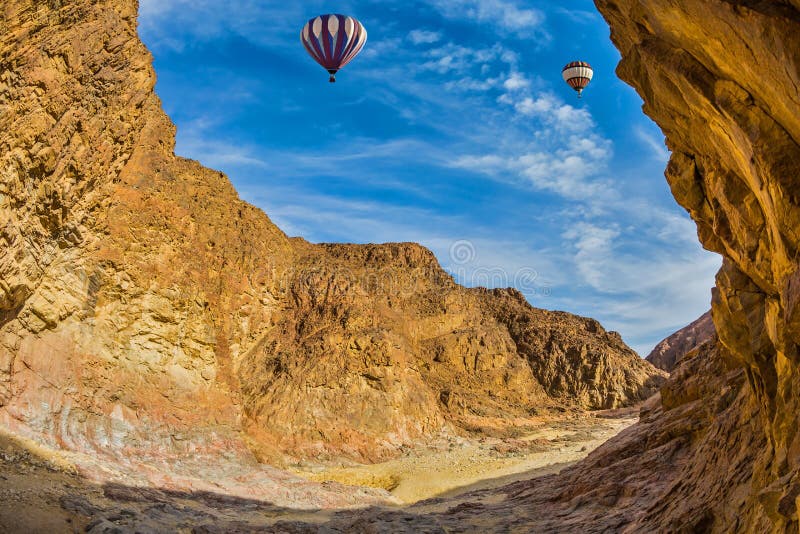 Le ballon au-dessus du désert chaud en janvier photographie stock libre de droits Le ballon au-dessus du désert chaud en janvier photographie stock libre de droits