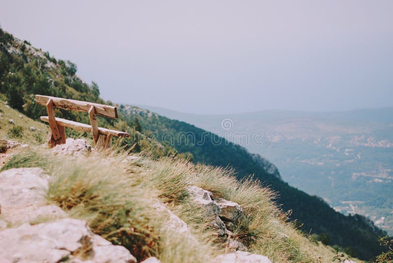 Le banc en bois sur la montagne photographie stock libre de droits Le banc en bois sur la montagne photographie stock libre de droits
