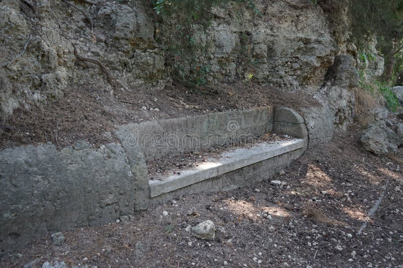 Le banc est situé dans le pittoresque parc rodini. ville de rhodes île grèce. Architecture et monuments de la grèce. rodini park est mentionné dans les documents en 411 et est considéré comme le plus ancien parc du monde. rhodes ville île de rhodes grèce.