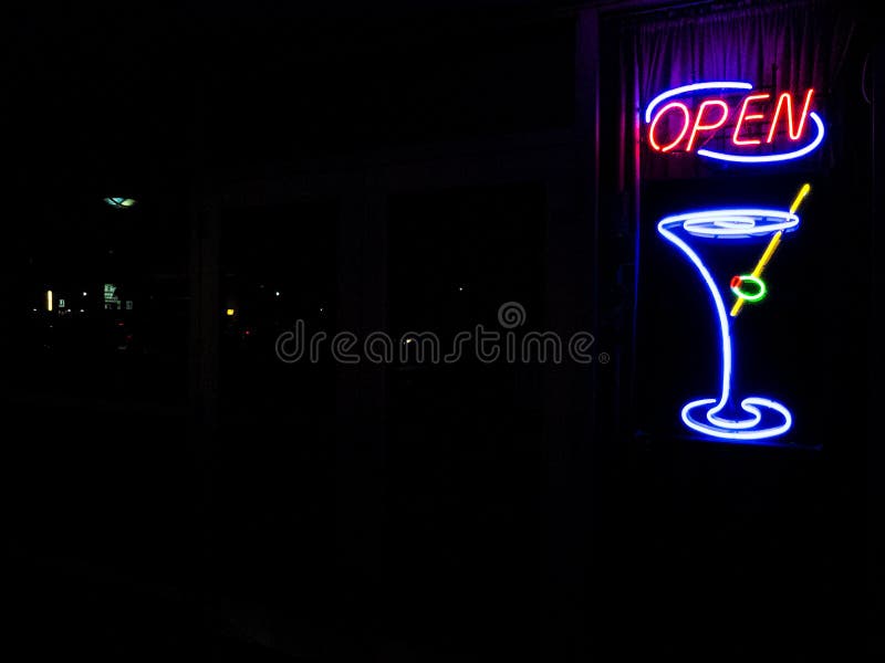 Le bar Neon et le restaurant Open Sign avec un verre Martini photographie stock libre de droits Le bar Neon et le restaurant Open Sign avec un verre Martini photographie stock libre de droits