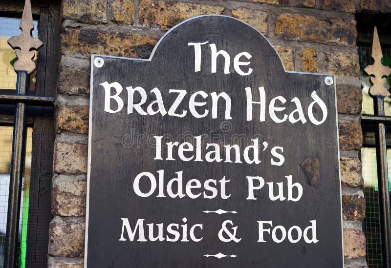 Le bar le plus ancien de l'Irlande à Dublin du centre image stock Le bar le plus ancien de l'Irlande à Dublin du centre image stock