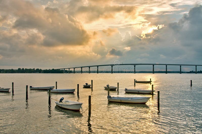 Le barche hanno attraccato nella baia di Chesapeake in Solomons Isl fotografia stock Le barche hanno attraccato nella baia di Chesapeake in Solomons Isl fotografia stock