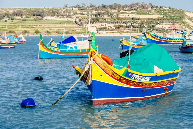 Le barche multicolori del pescatore famoso in Marsaxlokk - paesino di pescatori tradizionale, Malta immagini stock Le barche multicolori del pescatore famoso in Marsaxlokk - paesino di pescatori tradizionale, Malta immagini stock