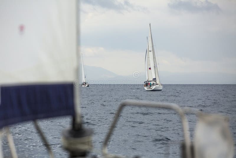 Le barche partecipano alla regata undicesimo Ellada della navigazione fotografia stock Le barche partecipano alla regata undicesimo Ellada della navigazione fotografia stock