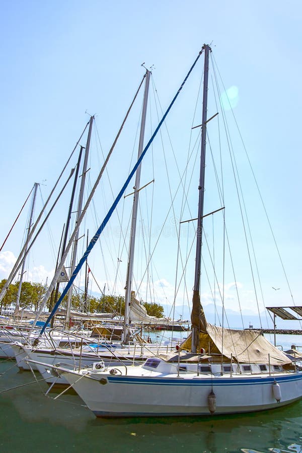 Le barche in porticciolo nella baia del lago geneva harbor a Losanna, Switzerla immagini stock Le barche in porticciolo nella baia del lago geneva harbor a Losanna, Switzerla immagini stock