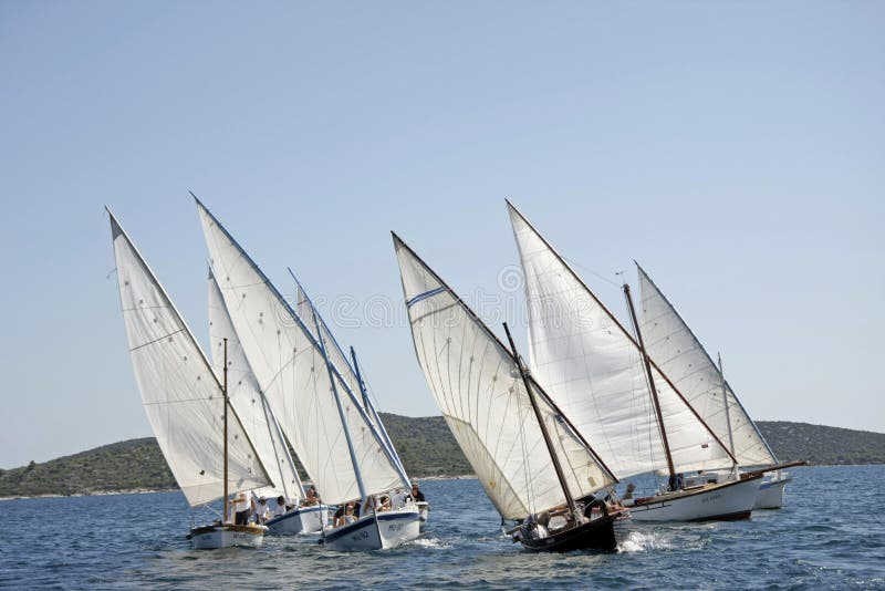 Le barche a vela di legno tradizionali durante il Latino di regata navigano immagine stock libera da diritti Le barche a vela di legno tradizionali durante il Latino di regata navigano immagine stock libera da diritti