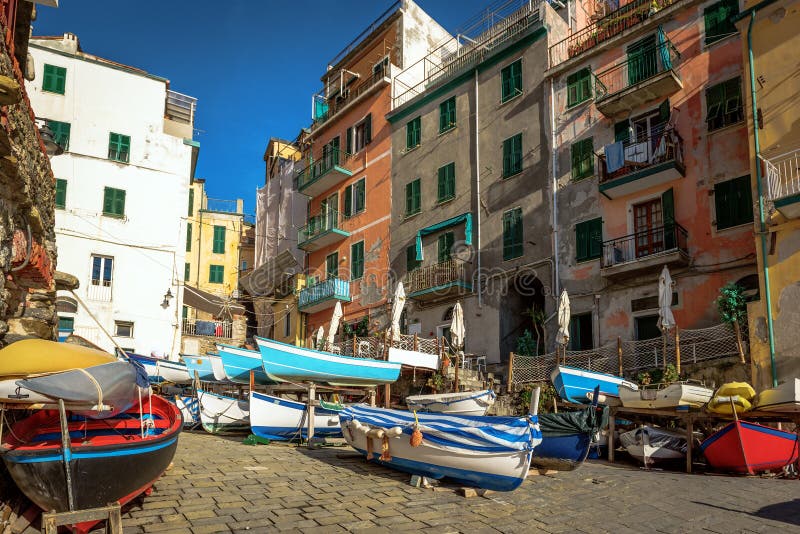 Le barche a vela variopinte alla costa della città di Riomaggiore a Cinque Terre National parcheggiano, l'Italia fotografia stock libera da diritti Le barche a vela variopinte alla costa della città di Riomaggiore a Cinque Terre National parcheggiano, l'Italia fotografia stock libera da diritti