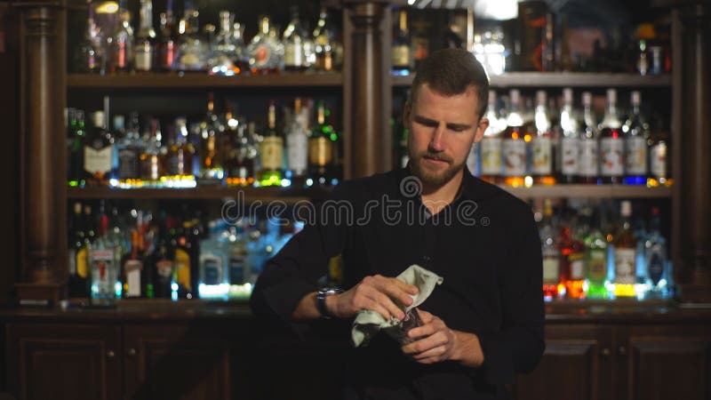 Plusieurs Verres De Vin Propres Exposés Barman Sur Le Bar Lors De