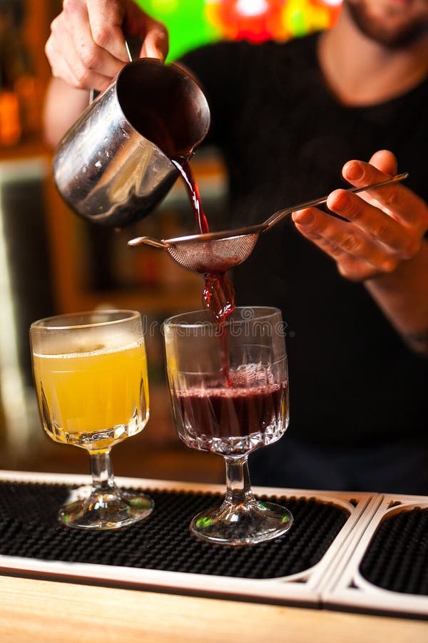 Le barman expert en gros plan fait le vin chaud dans la barre photo libre de droits Le barman expert en gros plan fait le vin chaud dans la barre photo libre de droits
