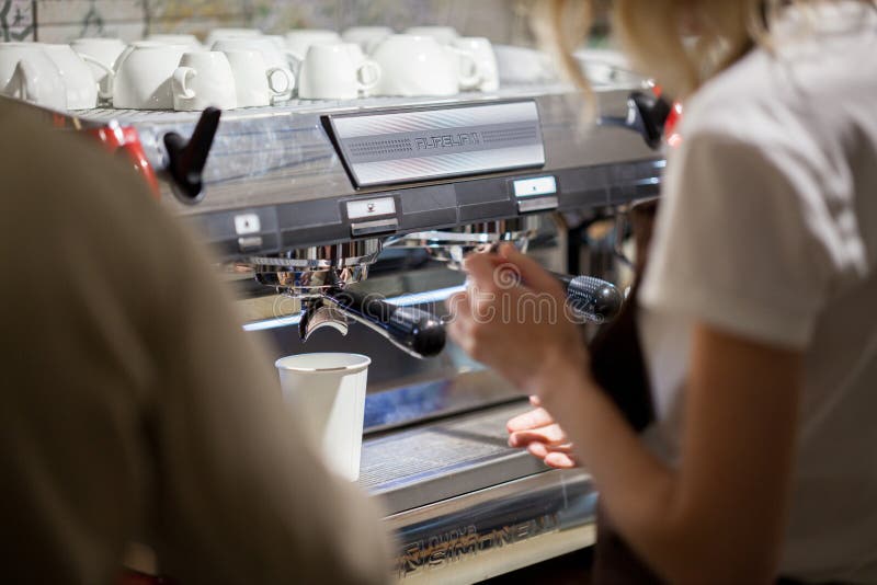 Le barman fait le caf? dans la machine de caf? photographie stock Le barman fait le caf? dans la machine de caf? photographie stock