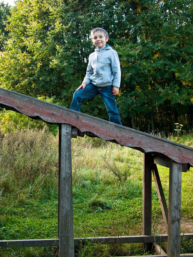 Le barnanseende på trappan royaltyfri fotografi Le barnanseende på trappan royaltyfri fotografi