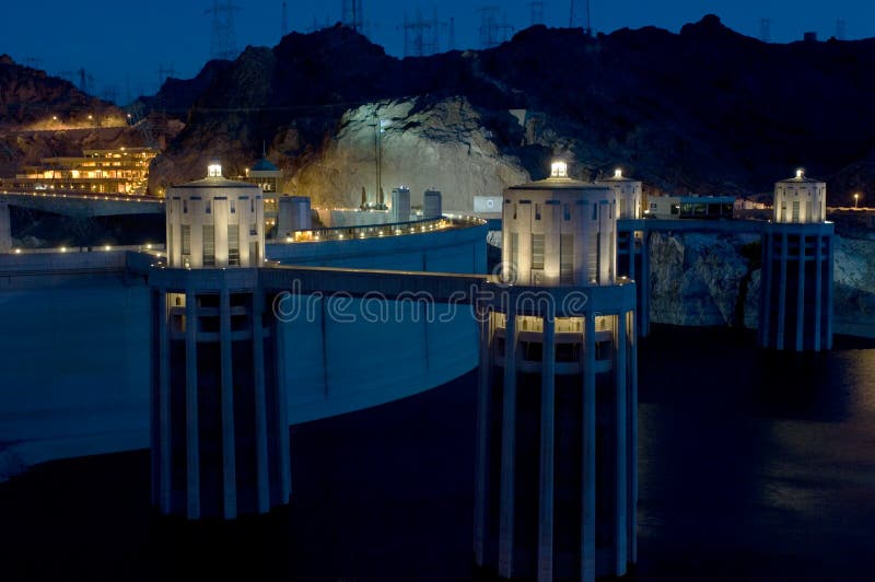 Le barrage de Hoover et ses tours illuminent sous un ciel nocturne photos libres de droits Le barrage de Hoover et ses tours illuminent sous un ciel nocturne photos libres de droits