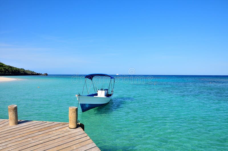 Le bateau a amarré en mer des Caraïbes photos libres de droits