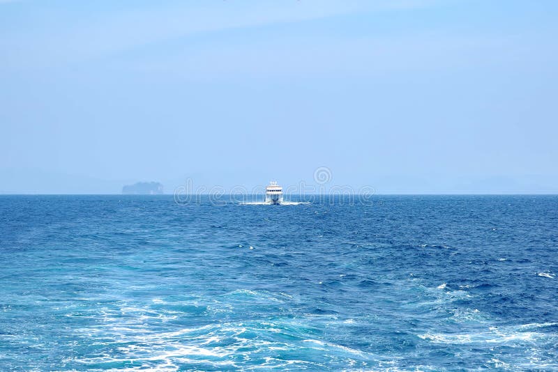 Le bateau blanc poursuit un autre bateau en mer Jour ensoleillé clair, ciel bleu images libres de droits Le bateau blanc poursuit un autre bateau en mer Jour ensoleillé clair, ciel bleu images libres de droits