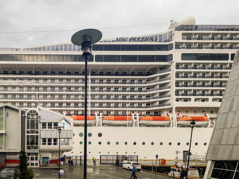 Le bateau de croisière MSC Preziosa sur le fjord de Molde images libres de droits Le bateau de croisière MSC Preziosa sur le fjord de Molde images libres de droits