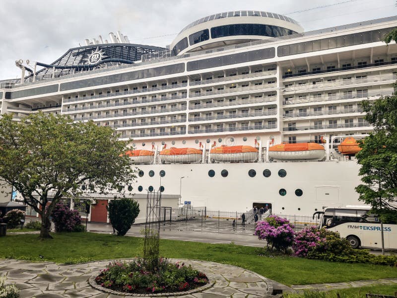 Le bateau de croisière MSC Preziosa sur le fjord de Molde image stock Le bateau de croisière MSC Preziosa sur le fjord de Molde image stock