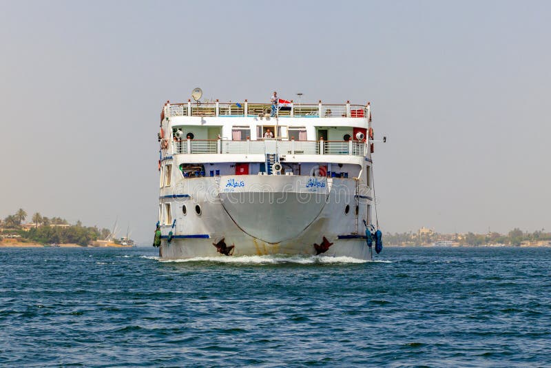 Le bateau de croisière croisière sur Nil, rivière est une manière de style de l'hôtel confortable et de luxe, Louxor, Egypte photographie stock Le bateau de croisière croisière sur Nil, rivière est une manière de style de l'hôtel confortable et de luxe, Louxor, Egypte photographie stock
