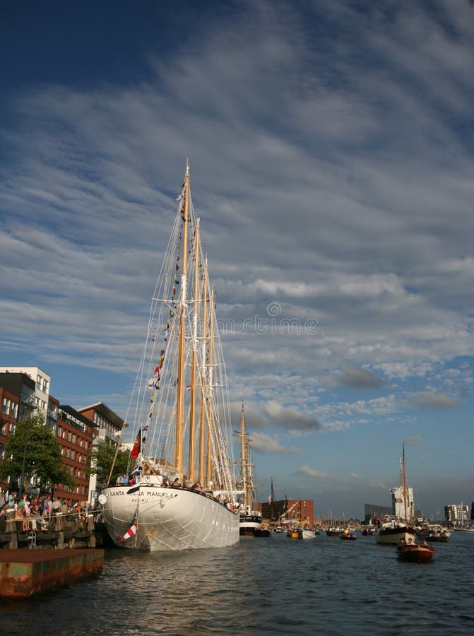 Le bateau grand impressionnant a amarré du côté de rivière pendant la voile Amsterdam image stock Le bateau grand impressionnant a amarré du côté de rivière pendant la voile Amsterdam image stock