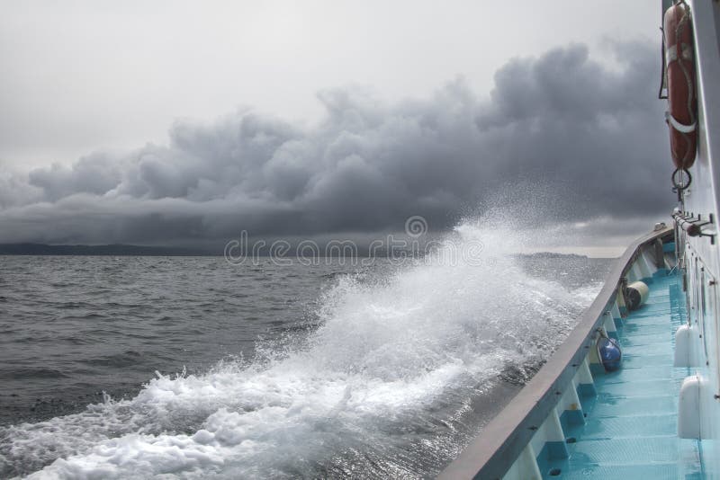 Le bateau navigue par les vagues et le vent photos libres de droits Le bateau navigue par les vagues et le vent photos libres de droits