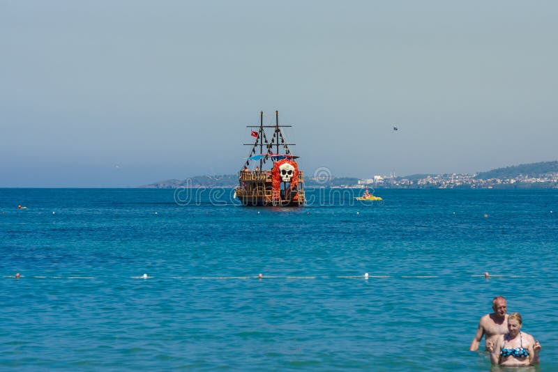 Le bateau traditionnel se déclenche sur la mer sur des bateaux de pirate de navires de navigation aka image libre de droits Le bateau traditionnel se déclenche sur la mer sur des bateaux de pirate de navires de navigation aka image libre de droits