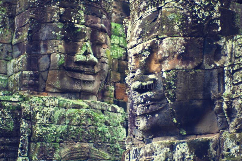 le bayon d'angkor fait face au wat de temple photographie stock le bayon d'angkor fait face au wat de temple photographie stock