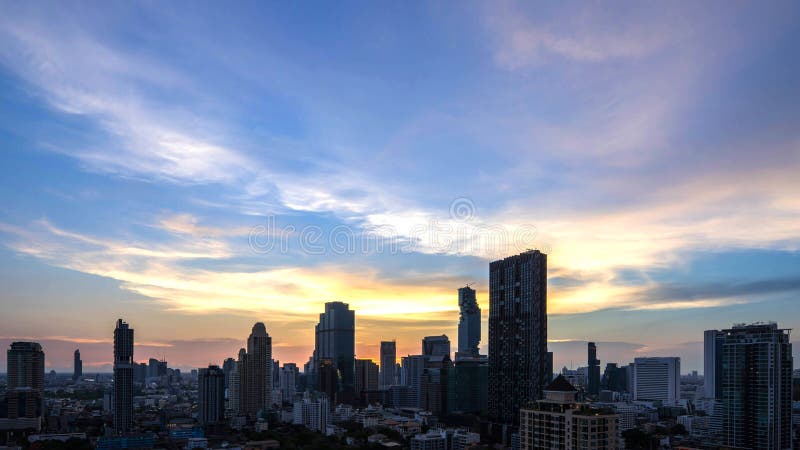 Le beau centre ville de ville de Bangkok de coucher du soleil de vue aérienne image libre de droits Le beau centre ville de ville de Bangkok de coucher du soleil de vue aérienne image libre de droits