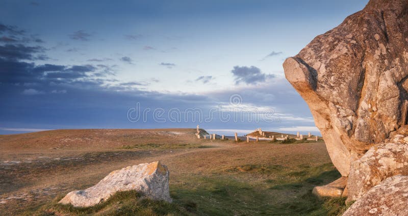 Le beau coucher du soleil ombrage le littoral avec une route dans Meneham, Britannique photographie stock libre de droits Le beau coucher du soleil ombrage le littoral avec une route dans Meneham, Britannique photographie stock libre de droits