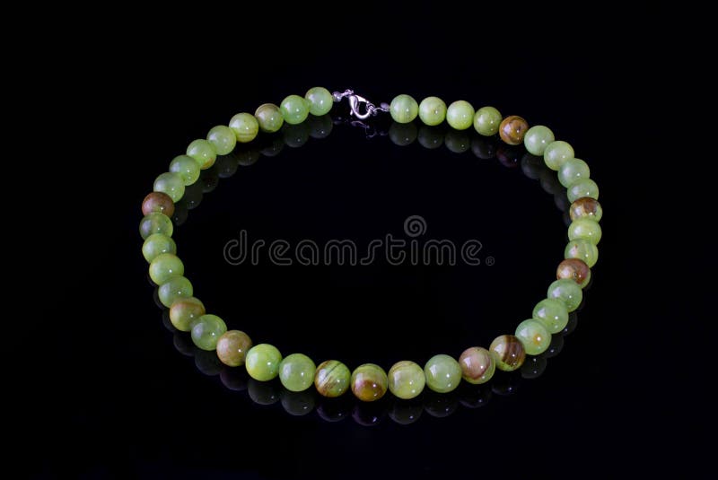 Le beau, de raffinage collier de l'onyx vert perle sur un fond noir images libres de droits Le beau, de raffinage collier de l'onyx vert perle sur un fond noir images libres de droits