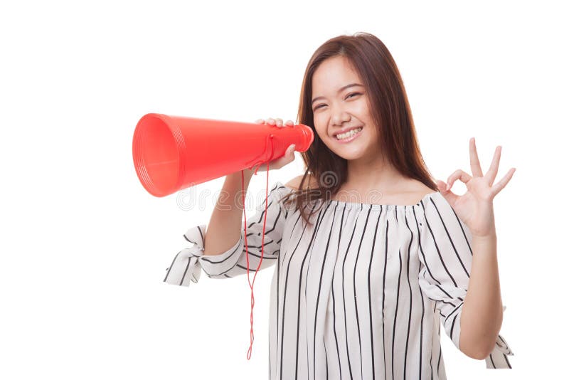 Le beau jeune OK asiatique d'exposition de femme annoncent avec le mégaphone images libres de droits Le beau jeune OK asiatique d'exposition de femme annoncent avec le mégaphone images libres de droits