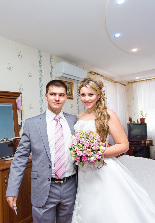 Le beau mariage, le mari et l'épouse, amants équipent la femme, jeunes mariés image stock Le beau mariage, le mari et l'épouse, amants équipent la femme, jeunes mariés image stock