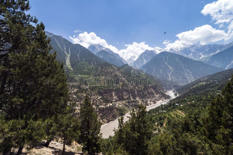 Le beau paysage de la haute neige a fait une pointe la montagne, le ciel bleu et les nuages le jour ensoleillé images libres de droits Le beau paysage de la haute neige a fait une pointe la montagne, le ciel bleu et les nuages le jour ensoleillé images libres de droits