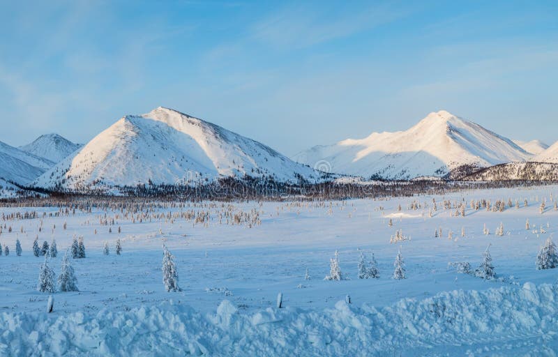 le beau paysage scénique avec la neige a couvert des montagnes et des sapins, route de kolyma, photos stock le beau paysage scénique avec la neige a couvert des montagnes et des sapins, route de kolyma, photos stock