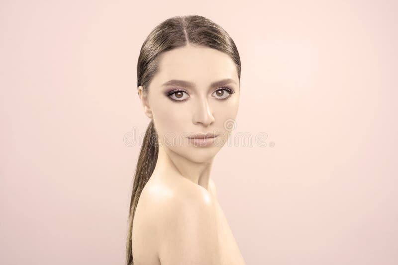 Le beau portrait avec la peau propre parfaite et composent dans le studio image de salut-qualité photos libres de droits Le beau portrait avec la peau propre parfaite et composent dans le studio image de salut-qualité photos libres de droits