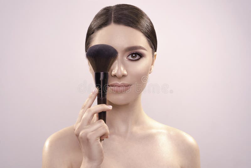 Le beau portrait avec la peau propre parfaite et composent dans le studio image de salut-qualité photographie stock Le beau portrait avec la peau propre parfaite et composent dans le studio image de salut-qualité photographie stock