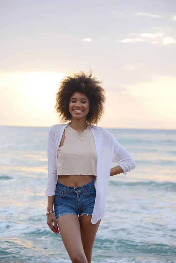 Le beau portrait de femme avec les cheveux Afro détendent au coucher du soleil sur image libre de droits Le beau portrait de femme avec les cheveux Afro détendent au coucher du soleil sur image libre de droits