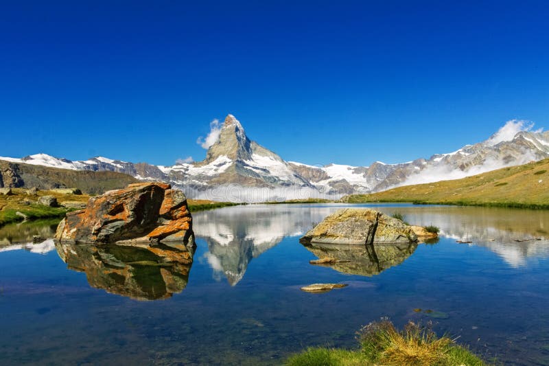 Le belle alpi svizzere abbelliscono con la riflessione delle montagne e del lago in acqua fotografia stock libera da diritti Le belle alpi svizzere abbelliscono con la riflessione delle montagne e del lago in acqua fotografia stock libera da diritti